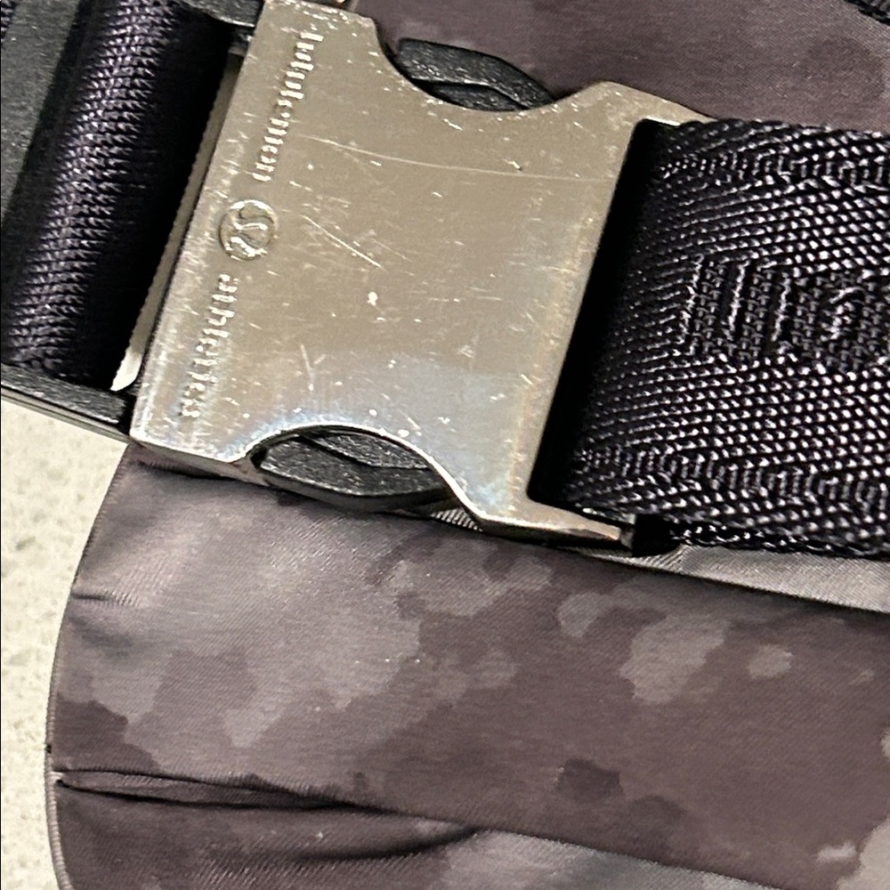 Lululemon Everywhere Camo Belt Bag - Picture 10 of 14